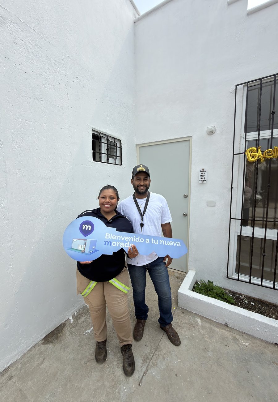 Familia recibiendo las llaves de su nueva casa