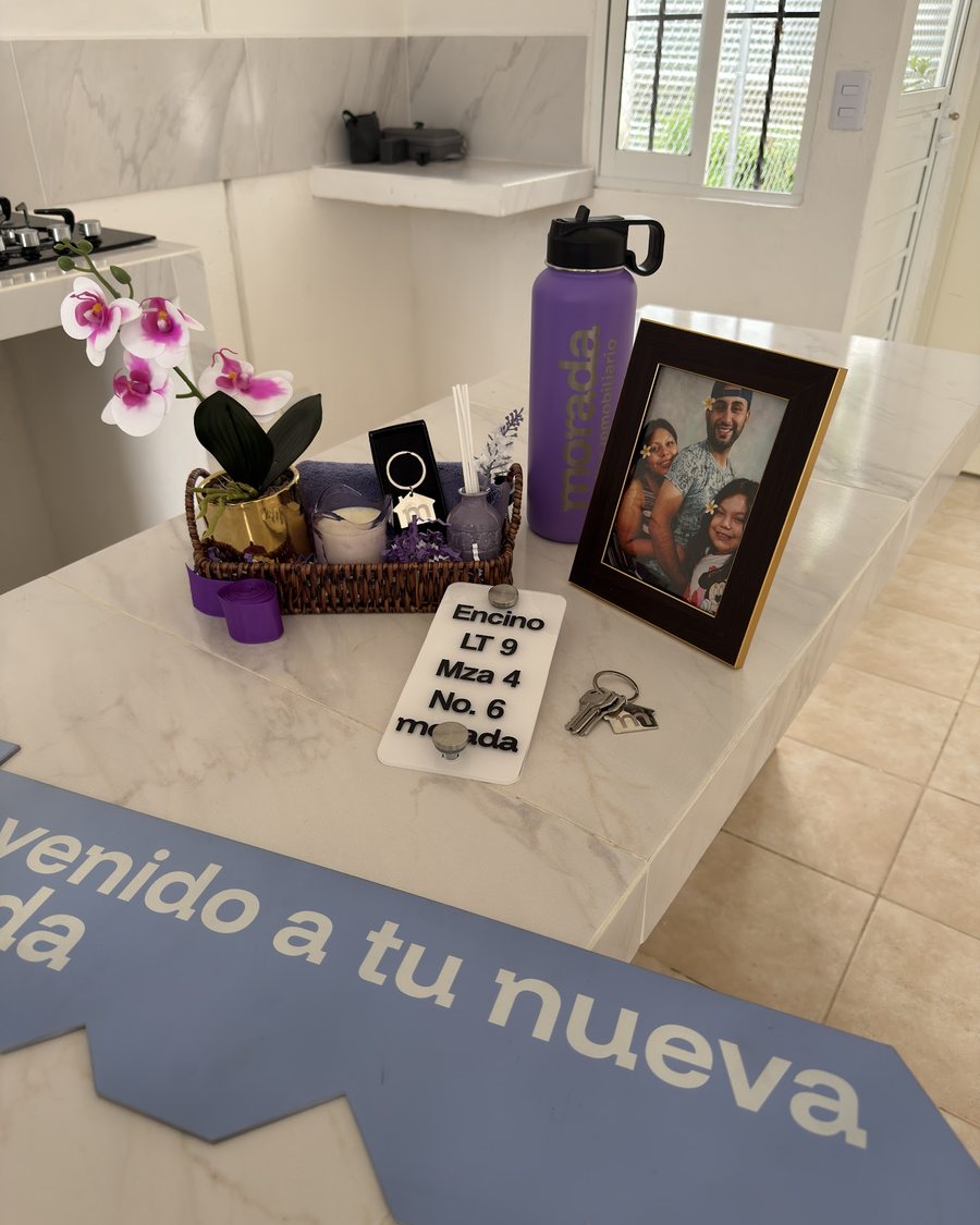 Kit de bienvenida sobre la barra de mármol
